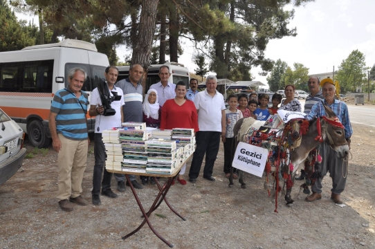 Araçları Durdurup Kitap Dağıttılar