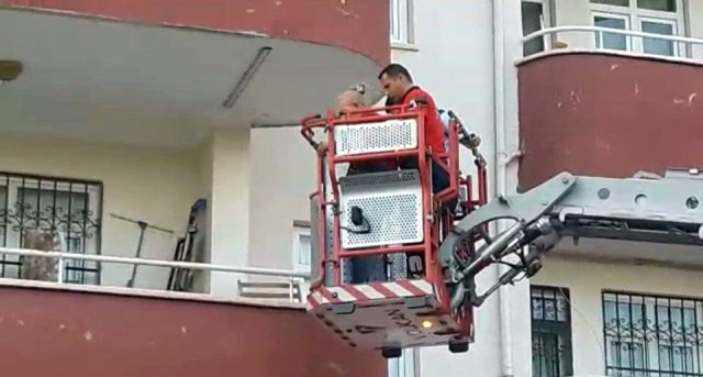 Alkollü Oğlu Tarafından Eve Kilitlenen Kadını İtfaiye Kurtardı!