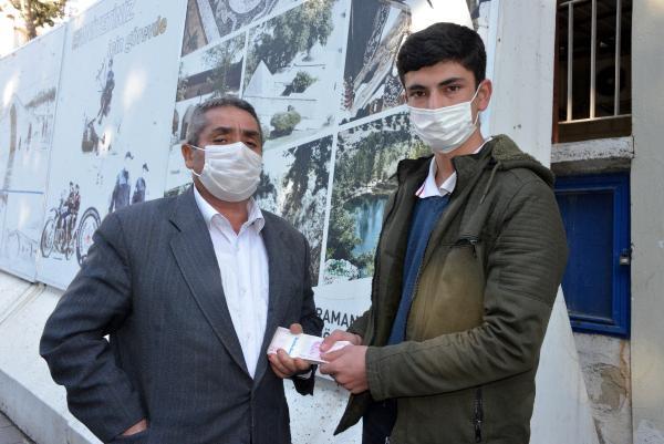 Yolda bulduğu 20 bin lirayı sahibine teslim etti
