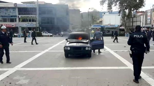 Benzin Döktüğü Aracına Binip Ateşe Verdi, Son Anda Kurtuldu