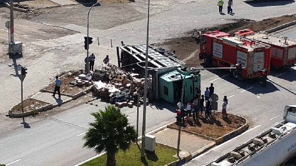 Devrilen Kamyondaki 20 Ton Tuğla Yola Savruldu...