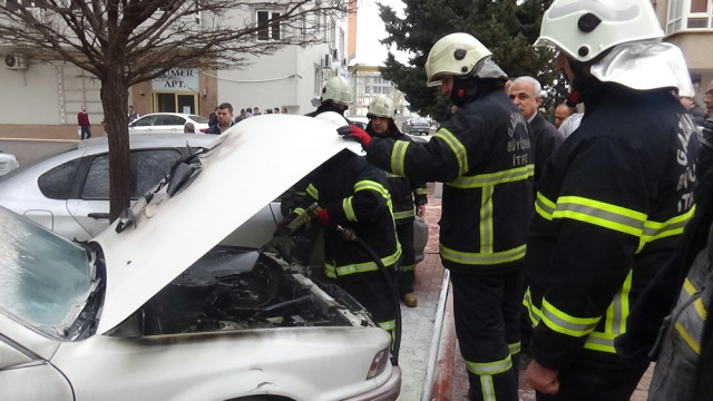 Park Halindeki Lpg'li Otomobil Alev Aldı