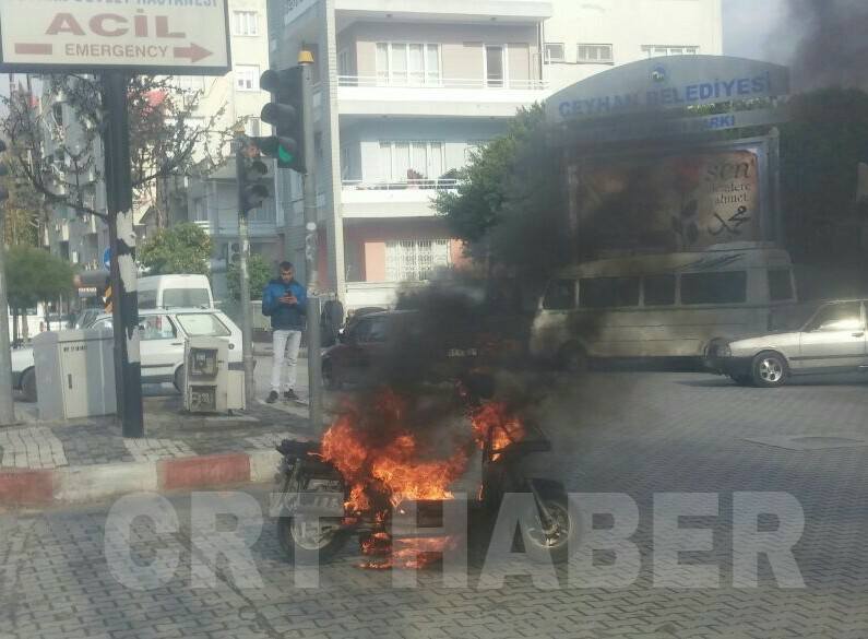 Ceyhan'da elektrikli bisiklet alev alev yandı