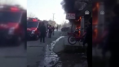 Otomobil, İçinde Bulunduğu Tamirhaneyle Birlikte Yandı