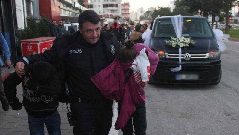 Dilenci Çocuklar Bahşiş Alamayınca Gelin Arabasının Camını Kırdı