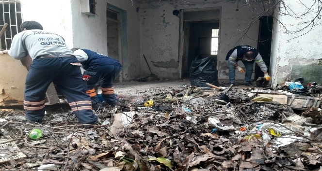 Mersin'de terk edilmiş evden 4 römork çöp çıkarıldı
