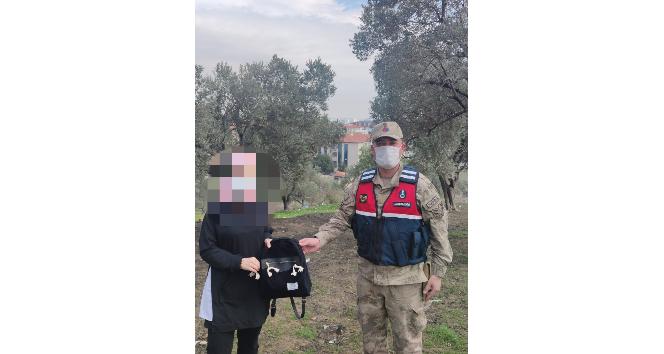 Altın dolu çantayı masada unuttular