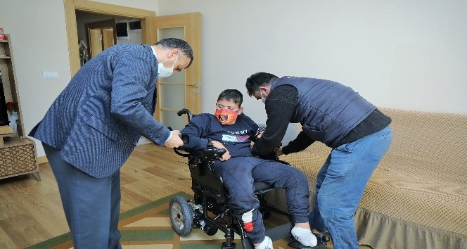 Engelli gencin akülü sandalye sevinci