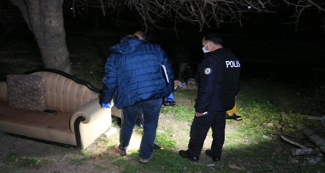 Husumetlisini vurmak isterken önüne geçen karısını vurdu
