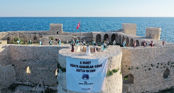 Tarihi Kızkalesi'nde kadın haklarına dikkat çektiler