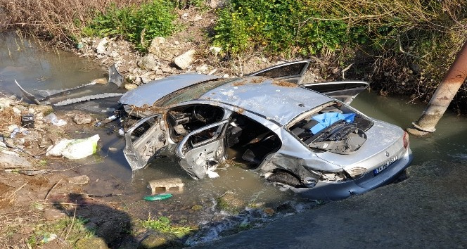 Minibüsle çarpışan otomobil dereye uçtu: 3 ölü, 2 yaralı