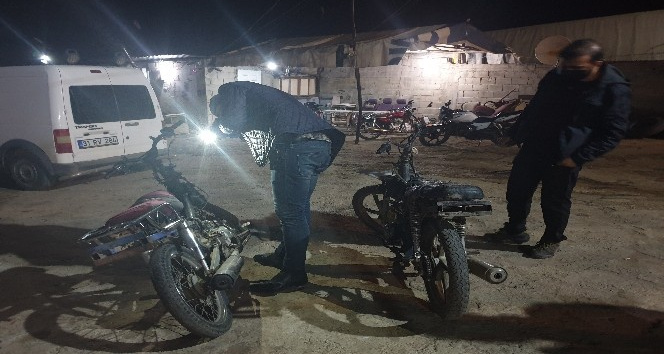 Reyhanlı'da çalıntı motosikletler denetim yapan polise takıldı