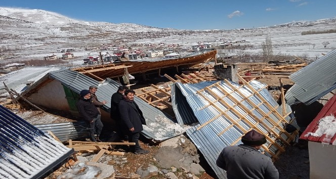 K.maraş'ta şiddetli rüzgar çatıları uçurdu