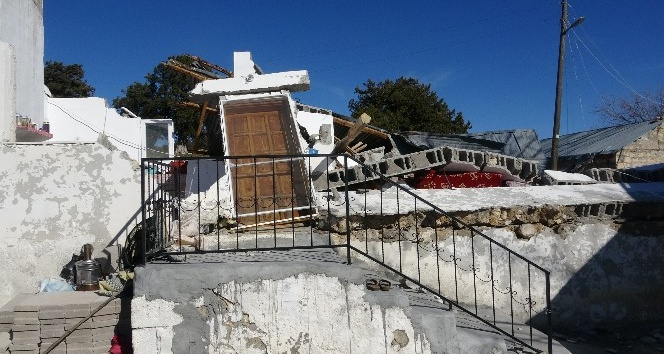 Şiddetli rüzgar yaylada bir evi yıktı, 10 ev hasar gördü