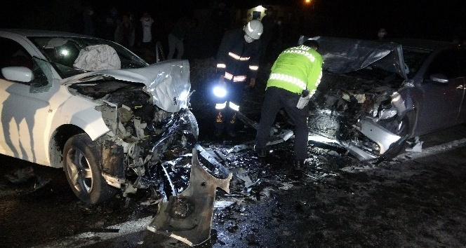 Mersin'de 2 otomobil kafa kafaya çarpıştı: 3 yaralı