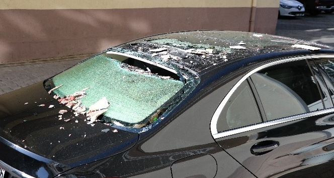 Adana'da fırtına, araçlar hasar gördü