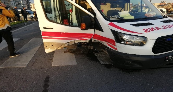 Mersin'de ambulans ile otomobil çarpıştı: 1 yaralı