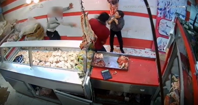 İş yerine saldırarak çalışanları darp ettiler