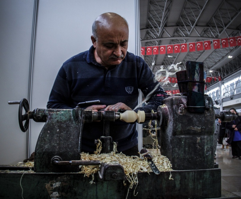 Gelecek Nesillerin de Oynayabilmesi İçin Topaç Yapıyor  