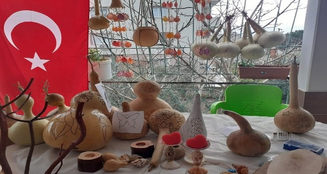 Cenazede kullanılan su kabaklarını sanat eserine dönüştürüyor