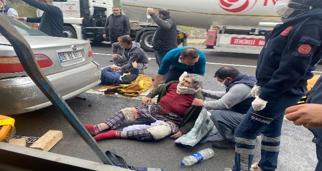 Adana'da tır otomobile çarptı: 5 yaralı