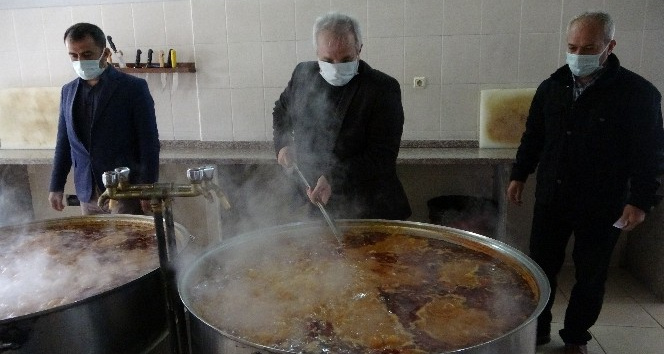 Kozan'da Ramazan boyu sıcak aş desteği