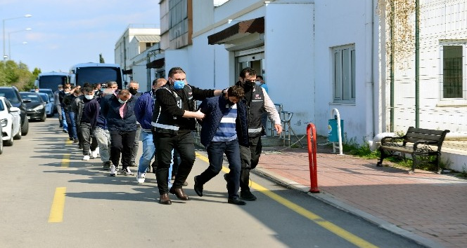 Silah kaçakçılığından gözaltına alınan 20 zanlı adliyeye sevk edildi