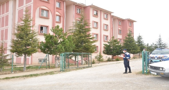 Komşularıyla mantı yapan koronalı kadın apartmanı karantinaya aldırdı