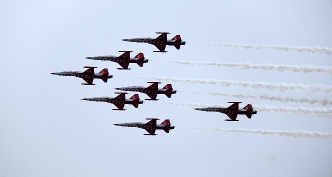 Türk Yıldızları'ndan İskenderun'da selamlama uçuşu