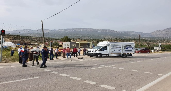 Mersin'de kamyonet ile traktör çarpıştı: 2 yaralı