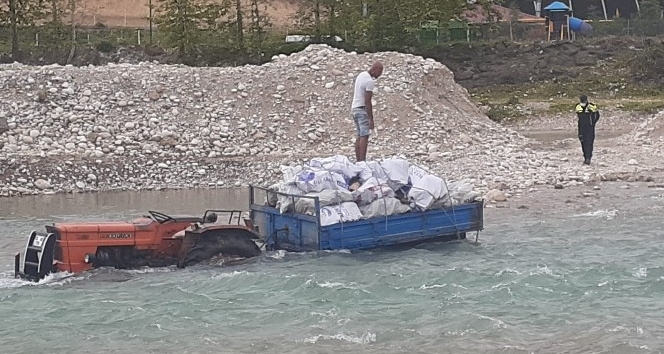 Savrun Çayı'nda traktör ile mahsur kalan adam kepçeyle kurtarıldı