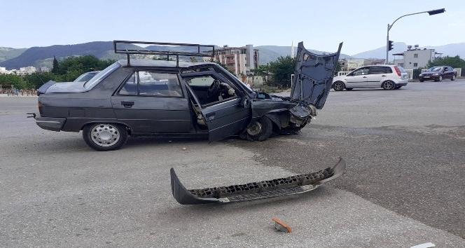 Osmaniye'de otomobil sinyalizasyon direğine çarptı: 2 yaralı