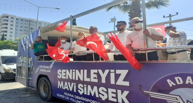 Üstü açık otobüsle çocuklara bayrak ve oyuncak dağıttı
