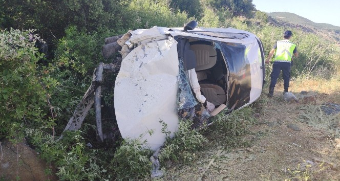 Araç şarampole yuvarlandı, 4 kişi yaralandı