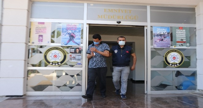 Yaşlı adamı namaza gönderip dolandırdı