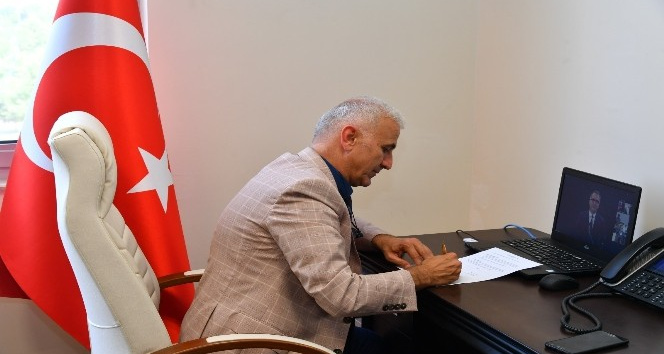 İki üniversite arasında