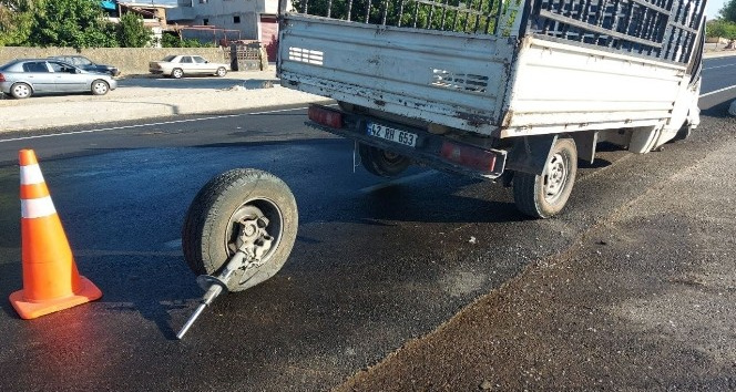 Kamyonet ile otomobil çarpıştı: 2 yaralı