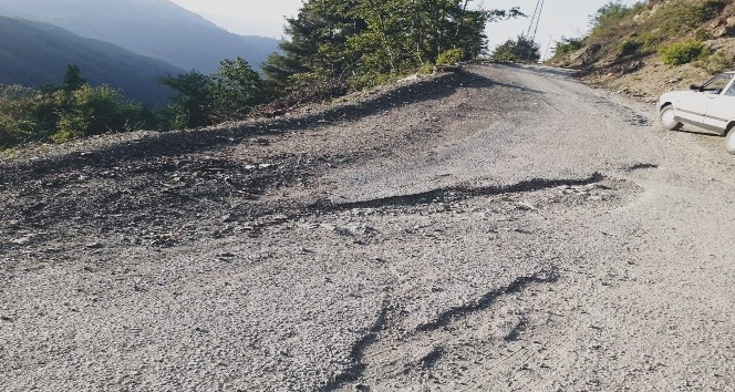 Kozan'da köylülerin yol çilesi