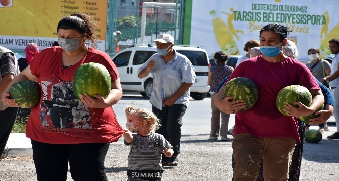 Çiftçiden alınan 10 ton karpuzu halka dağıtıldı