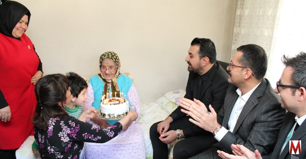 93 yaşındaki hastaya doğum günü sürprizi   