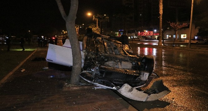 Adana'da otomobil ağaçlara çarpıp takla attı: 4 yaralı