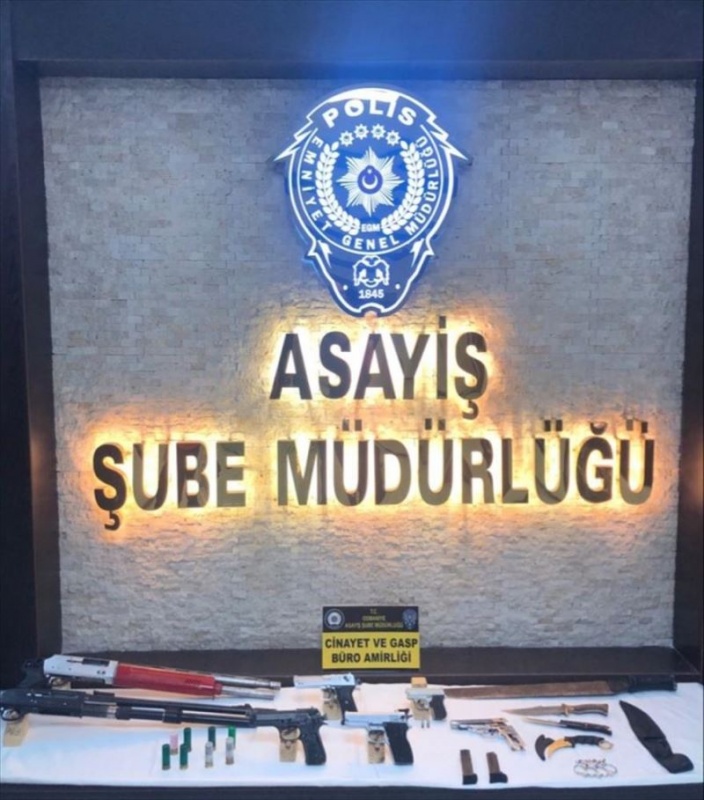 Evinde bir çok kesici alet tespit edilen zanlı tutuklandı