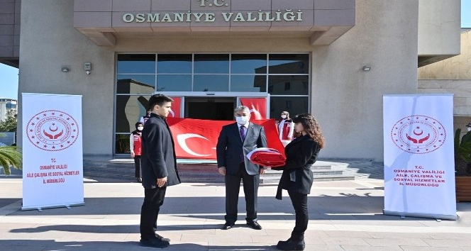 Hatay'dan getirilen Türk bayrağı Osmaniye'de teslim alındı