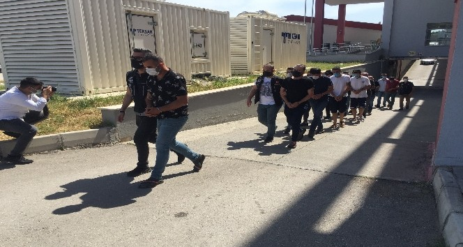 Evlerinden uyuşturucu seraları çıktı