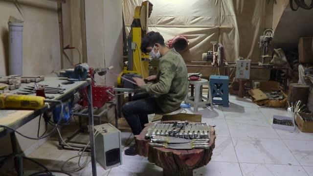 Dizilerden etkilenen usta savaş bıçakları imal ediyor