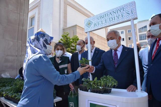 Osmaniye Belediyesi 'Pandemide bir destek daha' diyerek fidan dağıttı