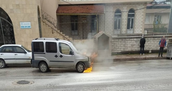 Park halindeki ticari araç alevler içinde kaldı