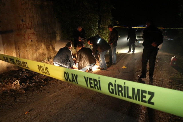 Adana'da Bir Kişi Sokak Ortasında Kafasına Sıkılarak İnfaz Edildi.