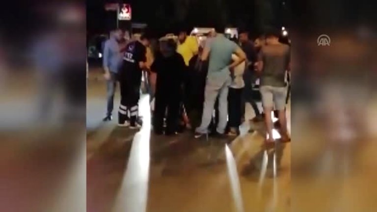  Adana'da ilk müdahaleyi yapan kadının yaralı yakınlarınca darbedilmesi