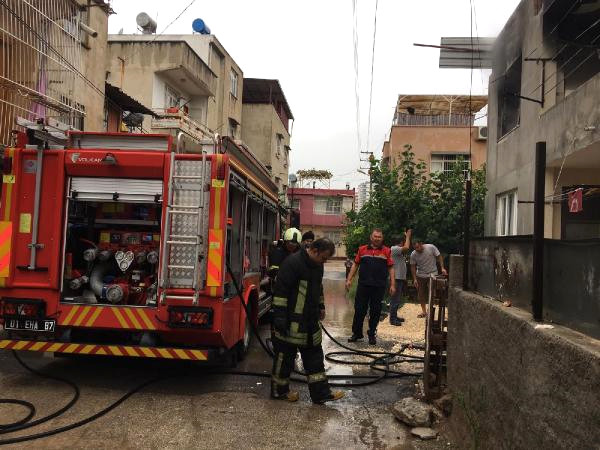 Adana'da Şiddetli Rüzgarda Ağaçlar Devrildi, Yangın Çıktı 